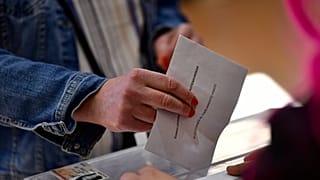 Un hombre vota en las elecciones del País Vasco el pasado 21 de abril de 2024. 
