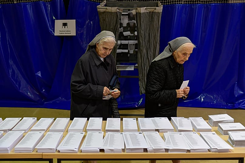 Dos monjas acuden a votar durante las elecciones europeas