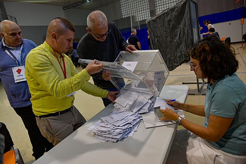 Una urna, siendo volcada para contar los votos en las elecciones de Pamplona