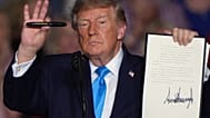 FILE. Il presidente USA Donald Trump mostra un ordine esecutivo firmato durante un comizio elettorale al Pinnacle Bank Expo Center di Grand Island, Nebraska, il 5 ottobre 2026