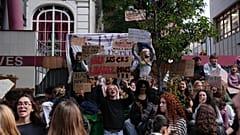 Μαθητές αποκλείουν την είσοδο λυκείου πριν από διαδήλωση κατά της έλλειψης πόρων στα σχολεία, στο Παρίσι, την Τρίτη 6 Οκτωβρίου 2026.