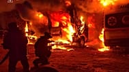 Спасатели тушат пожар в машинах скорой помощи после российского удара по медицинскому учреждению в Краматорске, вторник, 6 октября 2026 года
