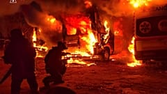 Спасатели тушат пожар в машинах скорой помощи после российского удара по медицинскому учреждению в Краматорске, вторник, 6 октября 2026 года