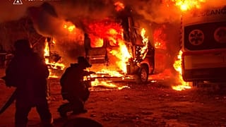 Спасатели тушат пожар в машинах скорой помощи после российского удара по медицинскому учреждению в Краматорске, вторник, 6 октября 2026 года