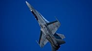Un caza F-18 del Ejército español realiza una exhibición durante la primera jornada del Salón Aeronáutico Internacional BIAS en Bucarest, Rumanía, el 28 de agosto de 2026.
