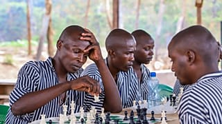 Au Kenya, la réinsertion de détenus par des parties d'échecs