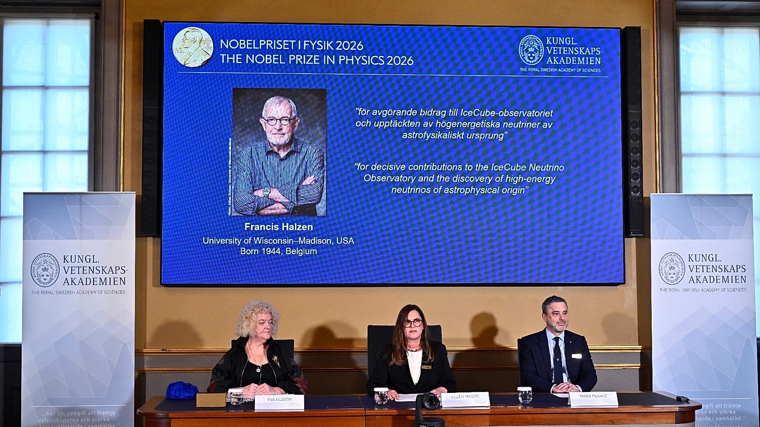 İsveç Kraliyet Bilimler Akademisi’nde düzenlenen basın toplantısında, 2026 Nobel Fizik Ödülü’nün sahibi açıklanırken ekranda görülen Francis Halzen