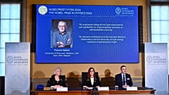 İsveç Kraliyet Bilimler Akademisi’nde düzenlenen basın toplantısında, 2026 Nobel Fizik Ödülü’nün sahibi açıklanırken ekranda görülen Francis Halzen