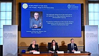 İsveç Kraliyet Bilimler Akademisi’nde düzenlenen basın toplantısında, 2026 Nobel Fizik Ödülü’nün sahibi açıklanırken ekranda görülen Francis Halzen