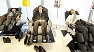 Des employés de bureau, en costume-cravate, font la sieste chez Matsushita Electric Works à Tokyo le 10 juin 2004, alors que l'entreprise mise sur le diagnostic du sommeil.