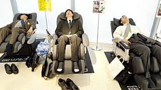 Funcionários dormem de fato e gravata num showroom da Matsushita Electric Works em Tóquio, a 10 de junho, enquanto a empresa aposta em sistemas de diagnóstico do sono.