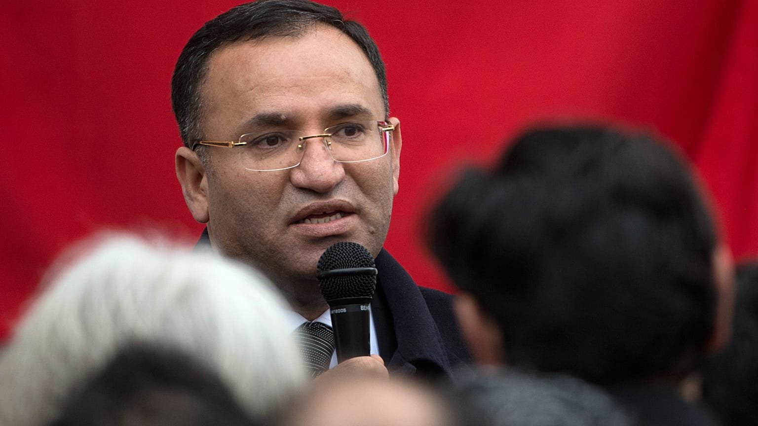 ARŞİV - Dönemin Cumhurbaşkanı Yardımcısı Bekir Bozdağ, Almanya'nın güneyindeki Backnang'da çıkan yangının kurbanları için düzenlenen anma töreninde, 12 Mart 2013.