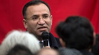 ARŞİV - Dönemin Cumhurbaşkanı Yardımcısı Bekir Bozdağ, Almanya'nın güneyindeki Backnang'da çıkan yangının kurbanları için düzenlenen anma töreninde, 12 Mart 2013.