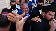 وزير الأمن القومي الإسرائيلي إيتمار بن غفير يقود محتجين يمينيين أمام المحكمة العليا في القدس، 1 أكتوبر/تشرين الأول 2026.