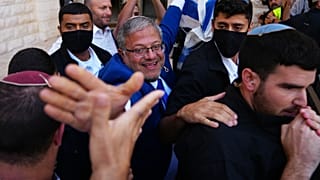 وزير الأمن القومي الإسرائيلي إيتمار بن غفير يقود محتجين يمينيين أمام المحكمة العليا في القدس، 1 أكتوبر/تشرين الأول 2026.