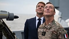 Emmanuel Macron acude al acto de lanzamiento.