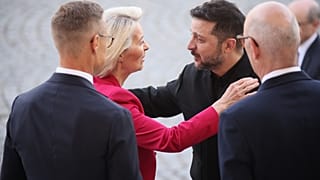 Ο πρόεδρος της Ουκρανίας Βολοντίμιρ Ζελένσκι, δεξιά στο κέντρο, και η πρόεδρος της Ευρωπαϊκής Επιτροπής Ούρσουλα φον ντερ Λάιεν, αριστερά στο κέντρο.