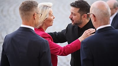 Ο πρόεδρος της Ουκρανίας Βολοντίμιρ Ζελένσκι, δεξιά στο κέντρο, και η πρόεδρος της Ευρωπαϊκής Επιτροπής Ούρσουλα φον ντερ Λάιεν, αριστερά στο κέντρο.