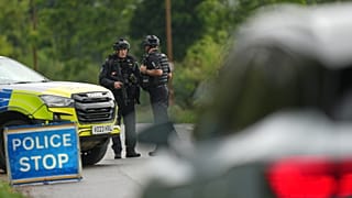 پلیس در جاده منتهی به پایگاه هوایی فرفورد در بریتانیا، ۲۷ سپتامبر ۲۰۲۶