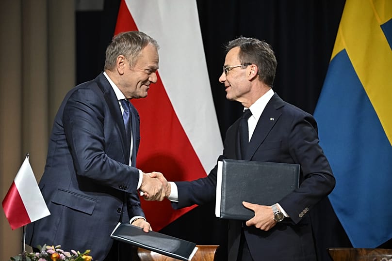 Polens Regierungschef Donald Tusk, links, und Schwedens Regierungschef Ulf Kristersson schütteln sich die Hände beim Gipfel am Donnerstag in Harpsund in Flen in Schweden am 28. November 2024.