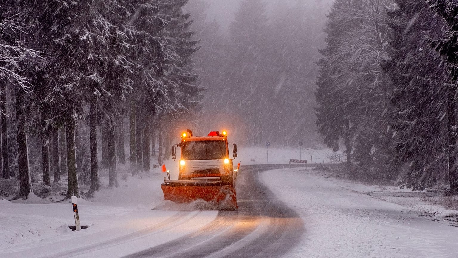Um limpa-neves limpa a estrada depois da neve cair na região de Taunus, perto de Frankfurt, Alemanha, segunda-feira, 15 de março de 2021.