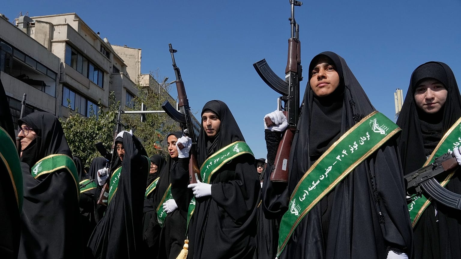 إيرانيات تابعات للحرس الثوري يحملن بنادق خلال عرض "جان فدا" (التضحية لإيران) العسكري الرسمي بطهران، 18 سبتمبر 2026.