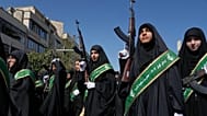 إيرانيات تابعات للحرس الثوري يحملن بنادق خلال عرض "جان فدا" (التضحية لإيران) العسكري الرسمي بطهران، 18 سبتمبر 2026.