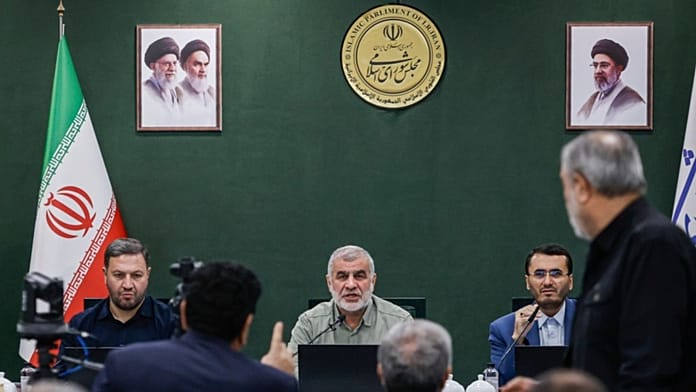 İran Parlamentosu, 'düşman' yabancı medyaya röportaj vermeyi suç sayan tasarıyı kabul etti