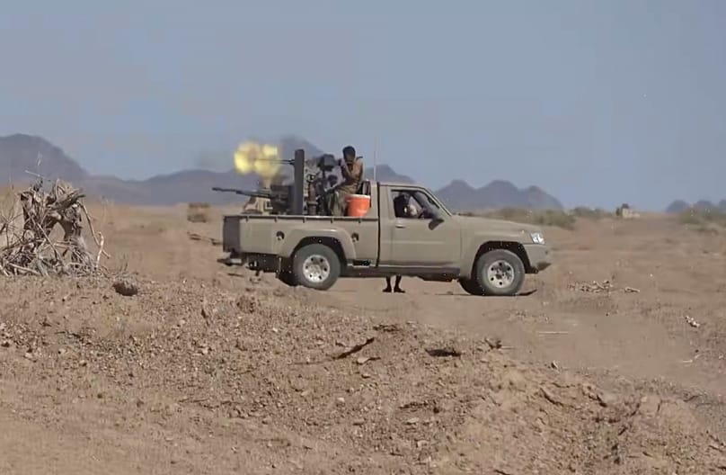 مقاتلون من ألوية العمالقة الجنوبية يطلقون النار خلال اشتباكات مع الحوثيين في ذباب بمحافظة تعز، 5 أكتوبر 2026.