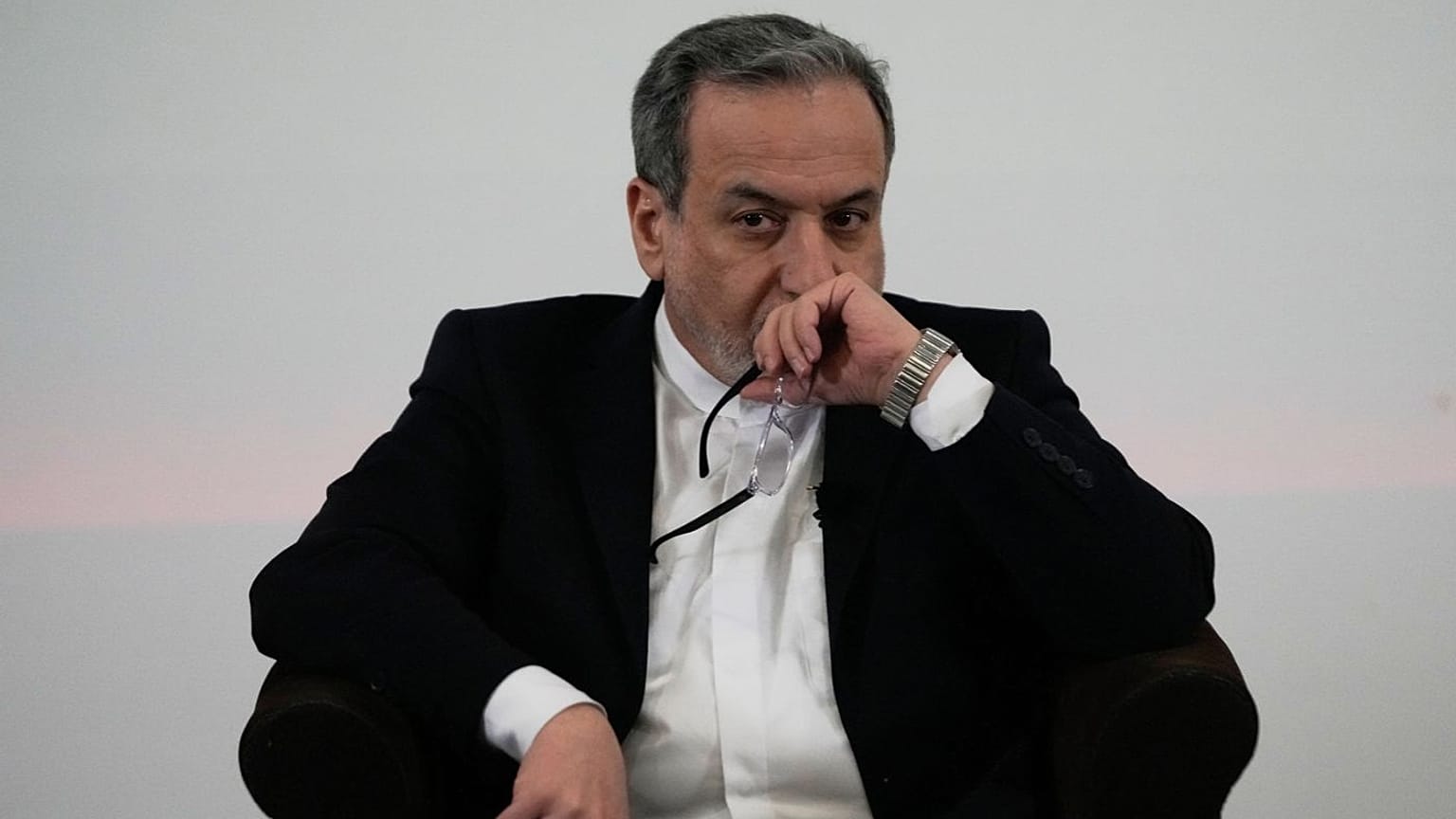 روند استیضاح عباس عراقچی، وزیر خارجه ایران، در مجلس این کشور کلید خورد