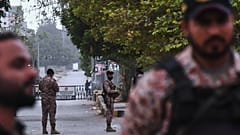 عناصر من القوات شبه العسكرية الباكستانية قرب مقر قوات حرس باكستان في كراتشي، 28 حزيران 2026.