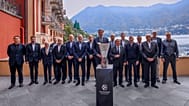 Ο πρόεδρος της Euroleague Ντέγιαν Μποντιρόγκα πλαισιωμένος από τους μετέχοντες στην διήμερη συνάντηση κορυφής στο Κόμο