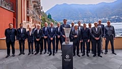 Ο πρόεδρος της Euroleague Ντέγιαν Μποντιρόγκα πλαισιωμένος από τους μετέχοντες στην διήμερη συνάντηση κορυφής στο Κόμο