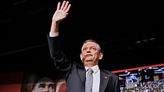 CHP Genel Başkanı Özgür Özel, Ankara'daki CHP kurultayında destekçilerine el sallıyor, 6 Nisan 2025.