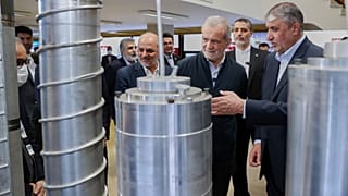 بازدید مسعود پزشکیان از نمایشگاه دستاوردهای هسته‌ای ایران