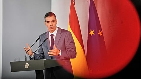 Премьер-министр Испании Педро Санчес выступает на пресс-конференции во дворце Монклоа в Мадриде, вторник, 6 октября 2026 года