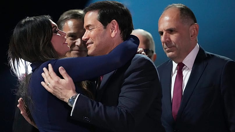 Die US-Botschafterin in Athen, Kimberly Guilfoyle, begrüßt US-Außenminister Marco Rubio, beobachtet von seinem griechischen Amtskollegen Giorgos Gerapetritis