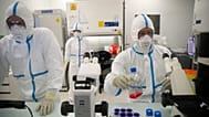 АРХИВ — Лаборанты работают в штаб-квартире компании Valneva в Сен-Эрблене (западная Франция) 3 февраля 2021 года. 