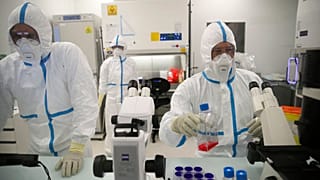 АРХИВ — Лаборанты работают в штаб-квартире компании Valneva в Сен-Эрблене (западная Франция) 3 февраля 2021 года. 