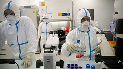 ΑΡΧΕΙΟ - Εργαστηριακοί τεχνικοί εργάζονται στα κεντρικά της Valneva στο Σεντ-Ερμπλέν, στη δυτική Γαλλία, στις 3 Φεβρουαρίου 2021.