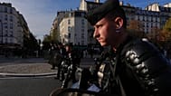 Bereitschaftspolizei trifft auf Oberschüler, die sich vor einer Demo gegen schlecht ausgestattete Schulen in Paris am Dienstag, dem sechsten Oktober 2026 sammeln.
