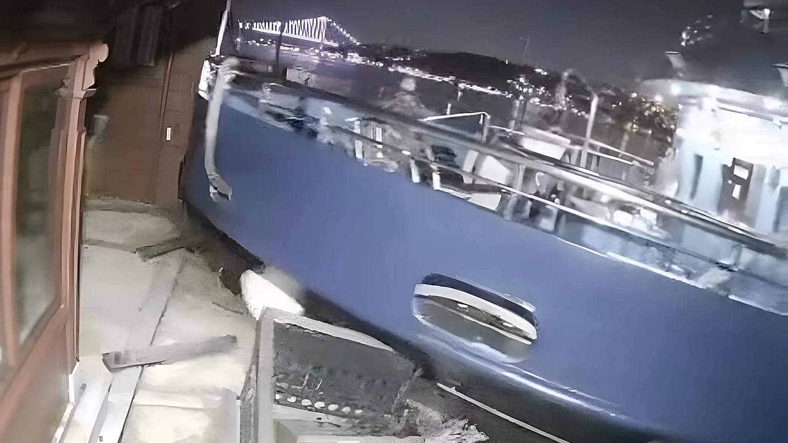 Görüntülerde geminin yalının rıhtımına girdiği anlar görülüyor.