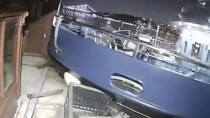 İstanbul Boğazı'nda yolcu vapuru tarihi yalıya çarptı