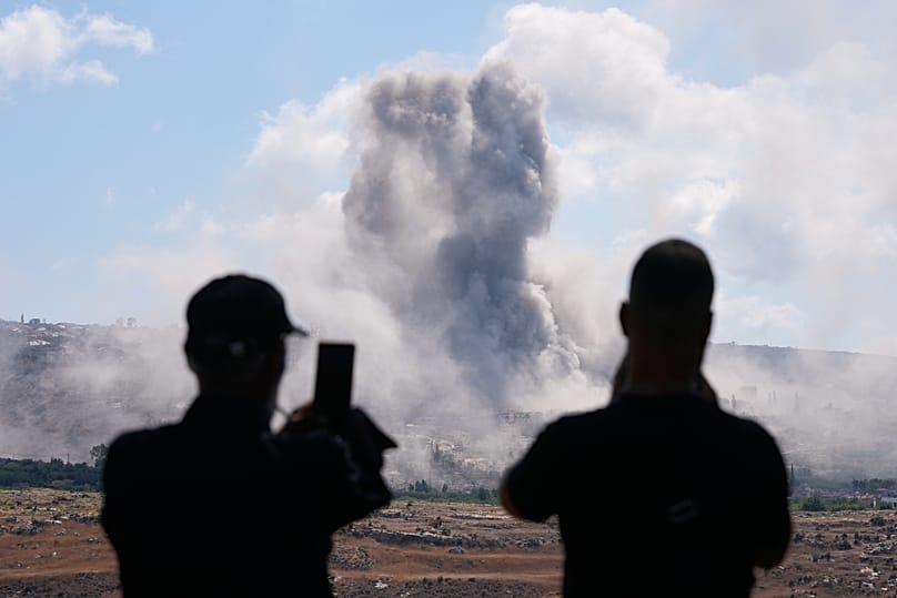 سكان من بلدة المنصوري يوثقون تصاعد الدخان إثر تفجير نفذته إسرائيل في البلدة، جنوب لبنان، 11 سبتمبر/أيلول 2026