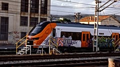 Un prototipo de la serie 452 de Renfe estacionado cerca de la estación de tren de Mataró, mientras se somete a pruebas en la línea R1.
