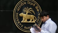 ARCHIVES. Un journaliste consulte son téléphone portable devant la Banque de réserve de l'Inde (RBI) à Mumbai, le 7 juin 2017