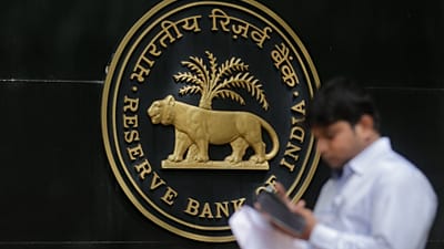 ARŞİV. Bir gazeteci, 7 Haziran 2017'de Mumbai'de Hindistan Merkez Bankası (RBI) dışında cep telefonunu kontrol ediyor.
