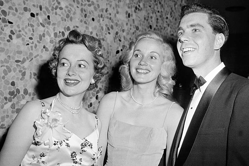 ΑΡΧΕΙΟ - Η Olivia de Havilland, η Eva Marie Saint και ο σύζυγός της Jeffrey Hayden στο χορό των Motion Picture Costumers - 25 Οκτωβρίου 1957
