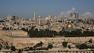 بحث فلسطينيون يوم الثلاثاء بين أنقاض مبنى سكني من خمسة طوابق في حي الطور بالقدس، بعد هدمه من قبل السلطات الإسرائيلية. وأظهرت لقطات مصوّرة السكان وهم يبحثون بين الركام عن مقتني