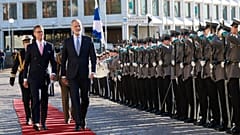 Su Majestad el Rey y el Presidente de la República Finlandia pasan revista a las tropas.